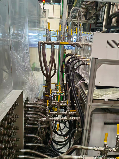 Rubber hose and hydraulic line layout for industrial machine applications