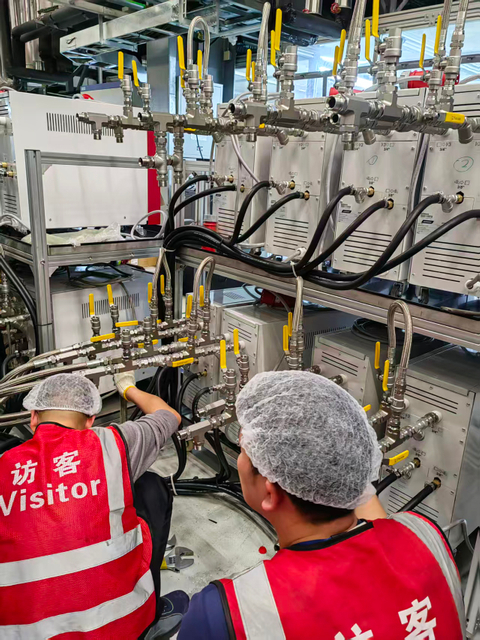 High pressure hydraulic hose assembly layout for automated machinery systems