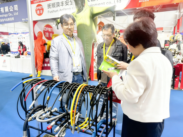 Flexible hose manufacturer meeting overseas buyers at industry exhibition