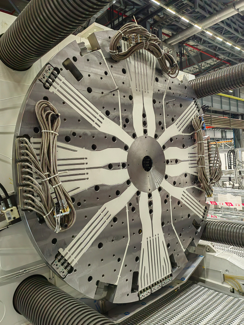 Custom hydraulic hose bundle for complex equipment connection solutions