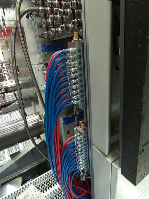 Hydraulic hose routing system in industrial equipment manufacturing workshop