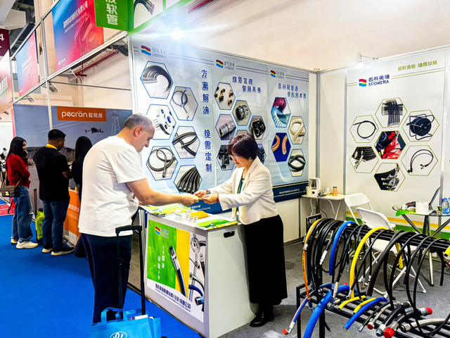 Hydraulic hose and oil hose display for industrial sourcing events