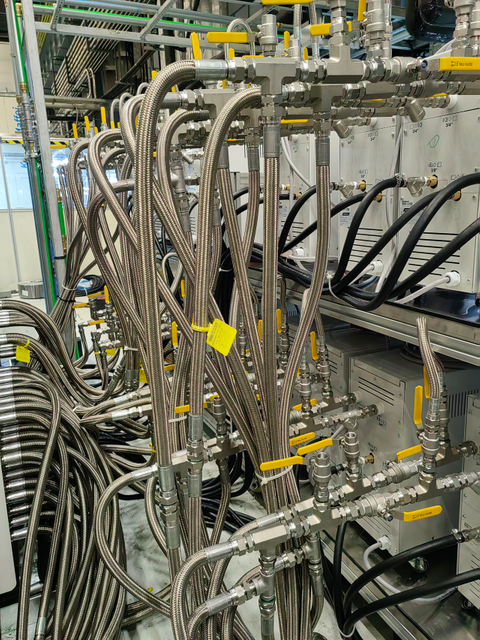 Industrial flexible hose system for automated production equipment